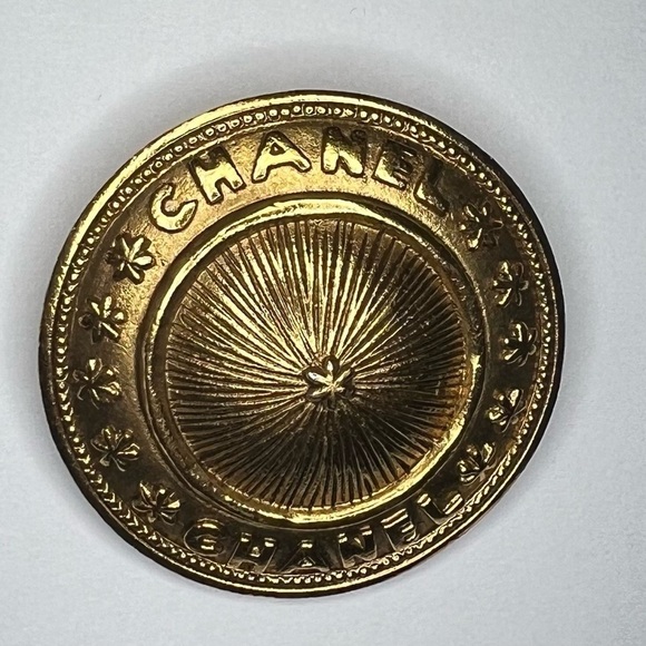 Vintage gold Chanel Brooch. - Picture 5 of 9